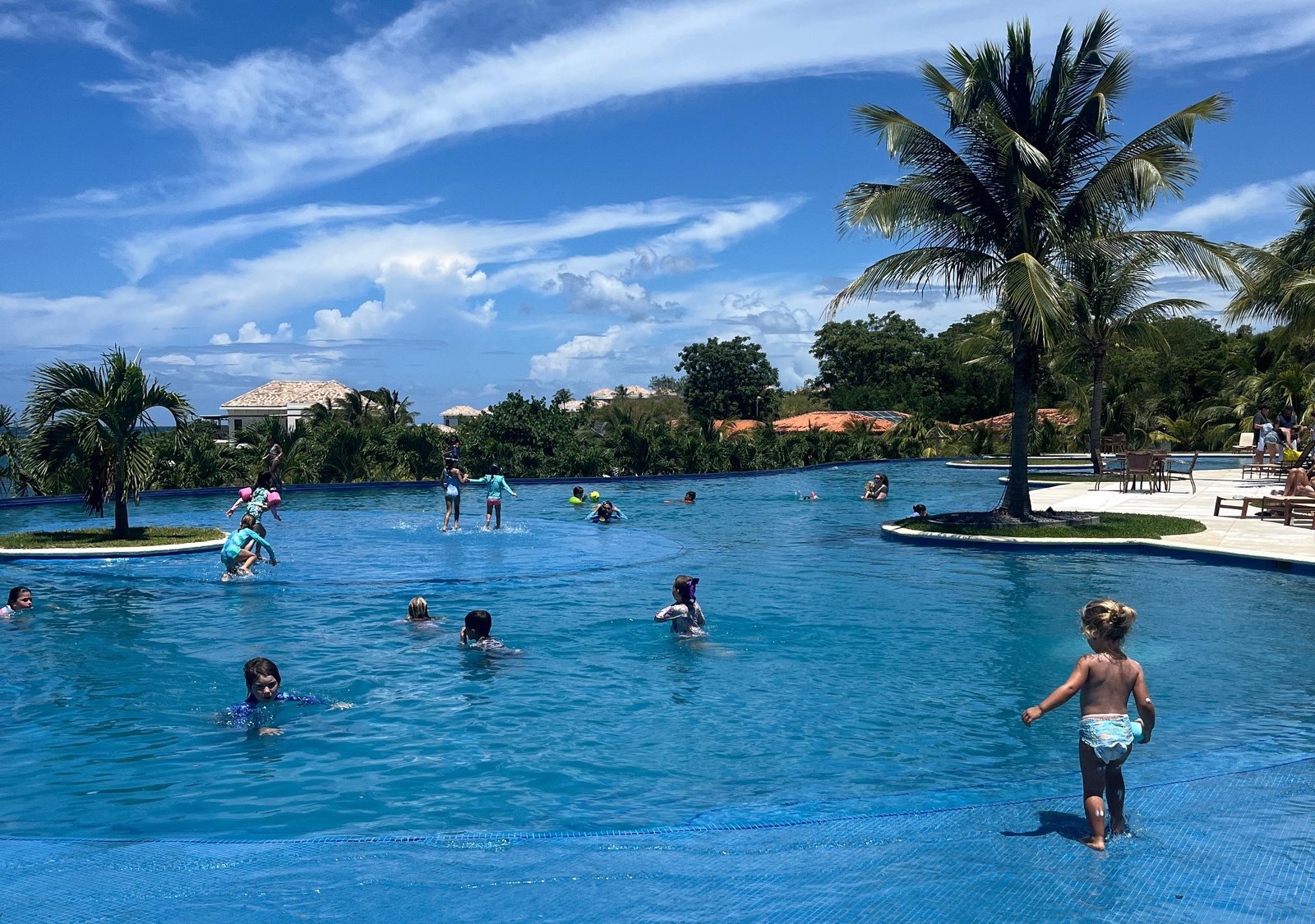 Kids playing in the pool at Próspera